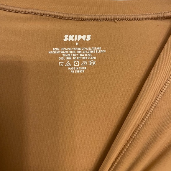 SKIMS Fits Everybody LONG SLEEVE CREW NECK BODYSUIT - Picture 4 of 5